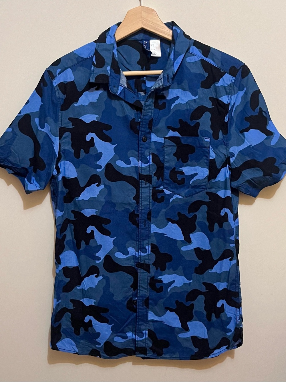 H&M • S • Blue Camo Short-Sleeve Button-Up Shirt